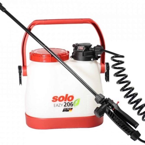 Plant protection spray with battery SOLO 206 6L on the shoulder