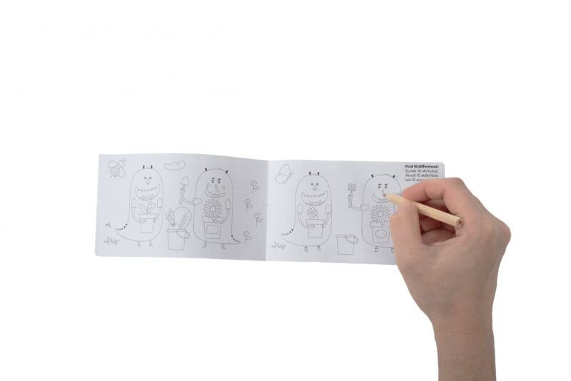 Värviraamat, millel on multikategelased ja joonistav käsi.