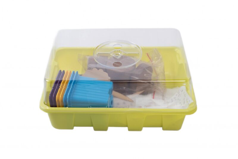 Kollane plastkarp köögitarvetega.