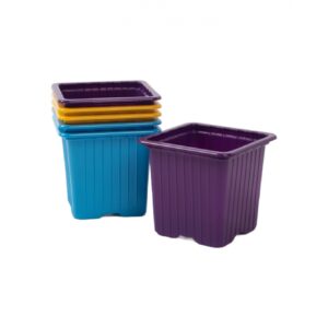 Kuhjatud värvilised plastämbrid.