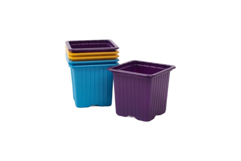 Kuhjatud värvilised plastämbrid.