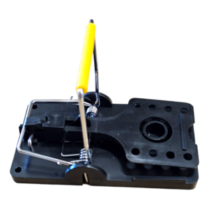 Мышеловка с черным пластиковым корпусом.