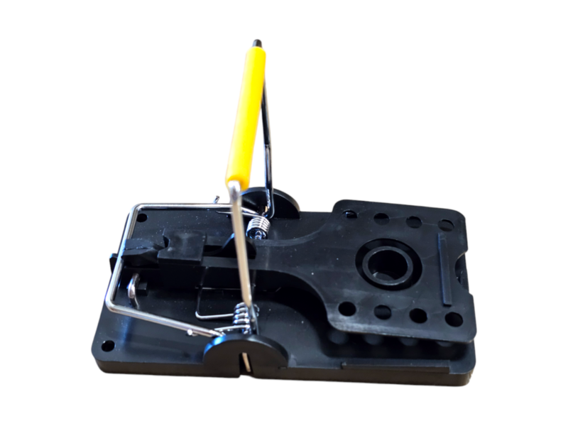 Мышеловка с черным пластиковым корпусом.